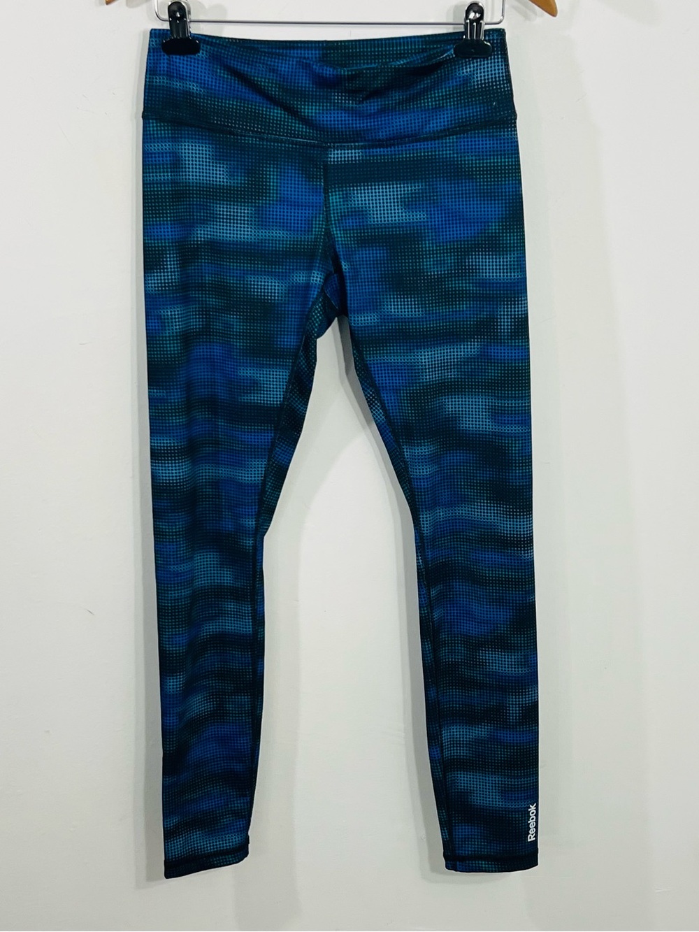 Reebok Pull On Digital Blue Pattern Mid Rise Athletic Wear Size Medium Stretchy